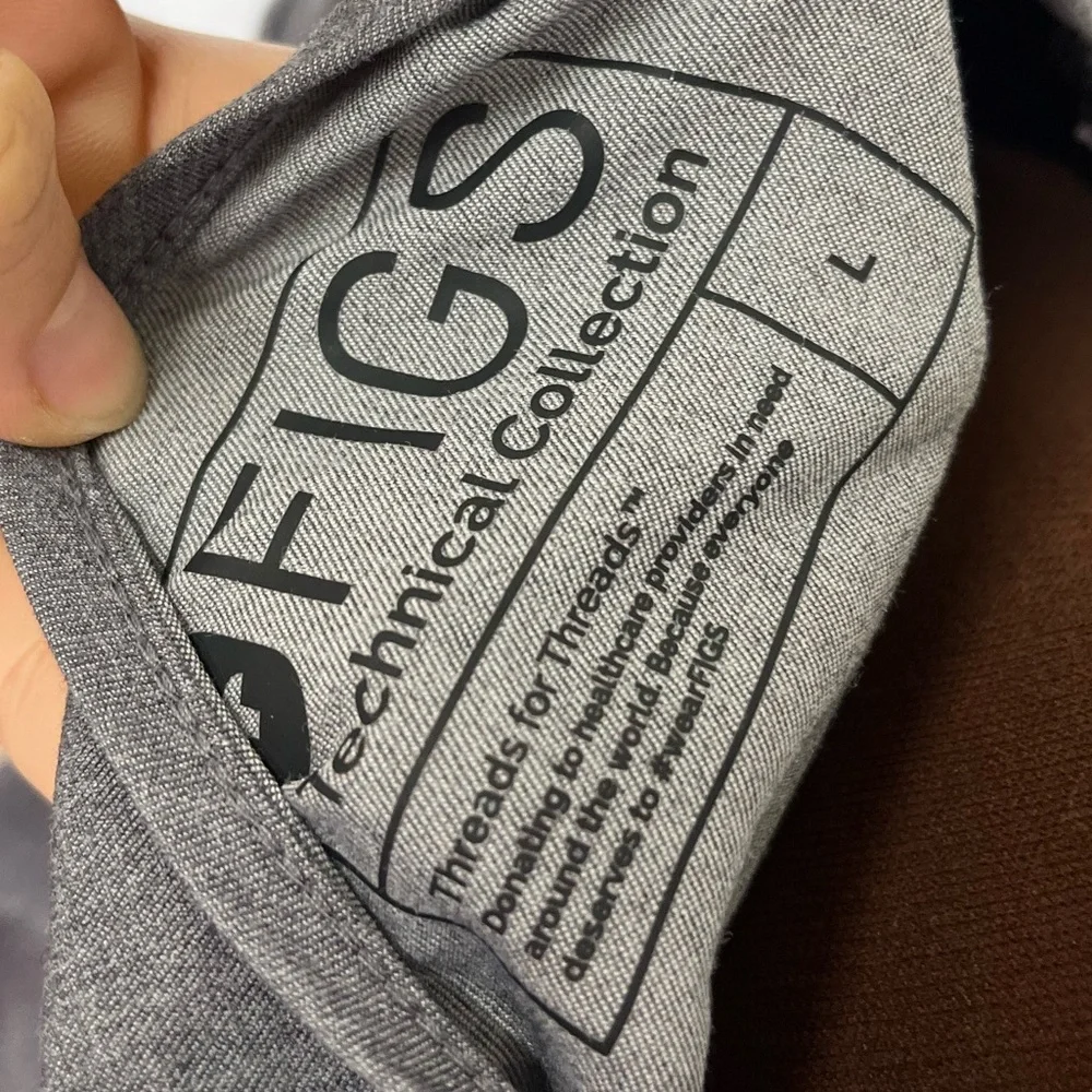 FIGS Catarina V Neck Grey Scrub Top Size Large - Picture 6 of 7